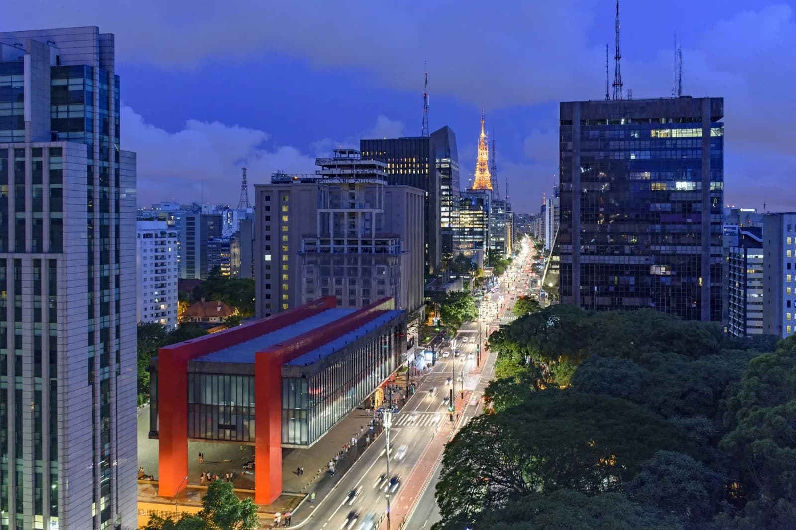 Vista aérea da Avenida Paulista, em São Paulo, ao anoitecer.