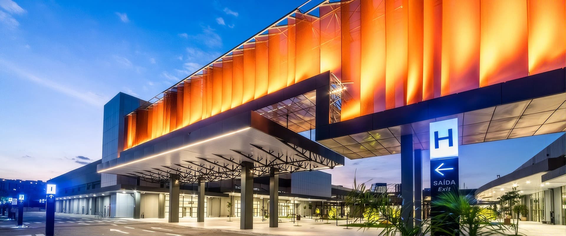 Fachada do Transamérica Expo Center, com a cidade de São Paulo ao fundo.